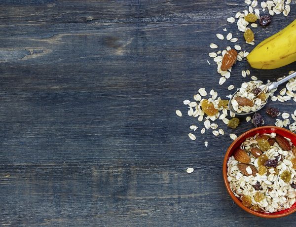 早餐谷物散布在木桌上